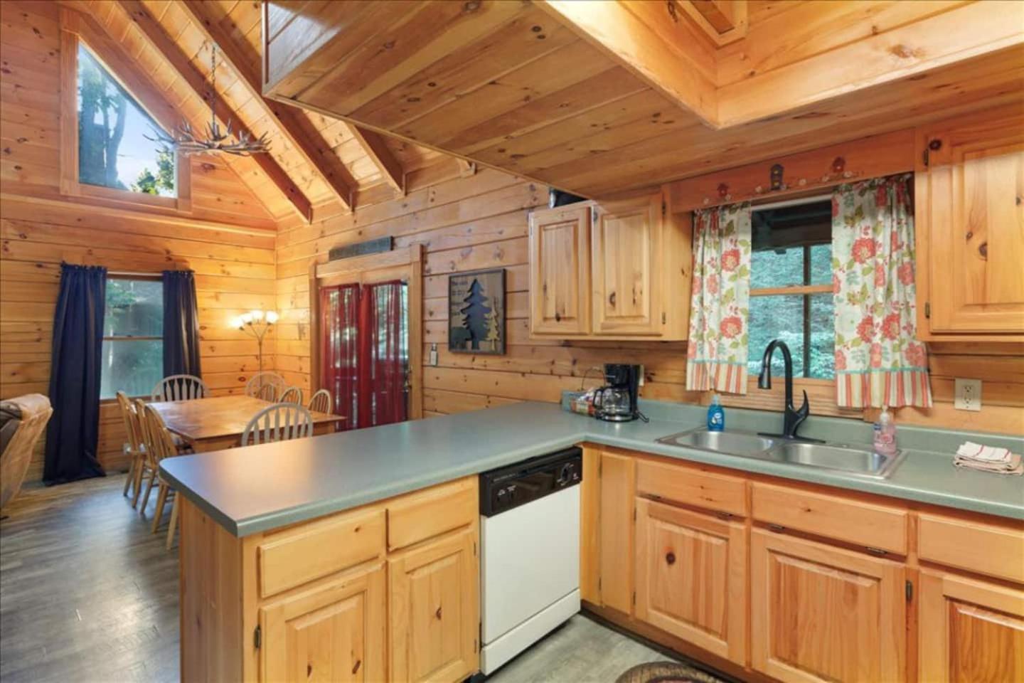 5Br Smoky Cabin Hot Tub, Games, 1 Mi To Parkway Pigeon Forge Bagian luar foto