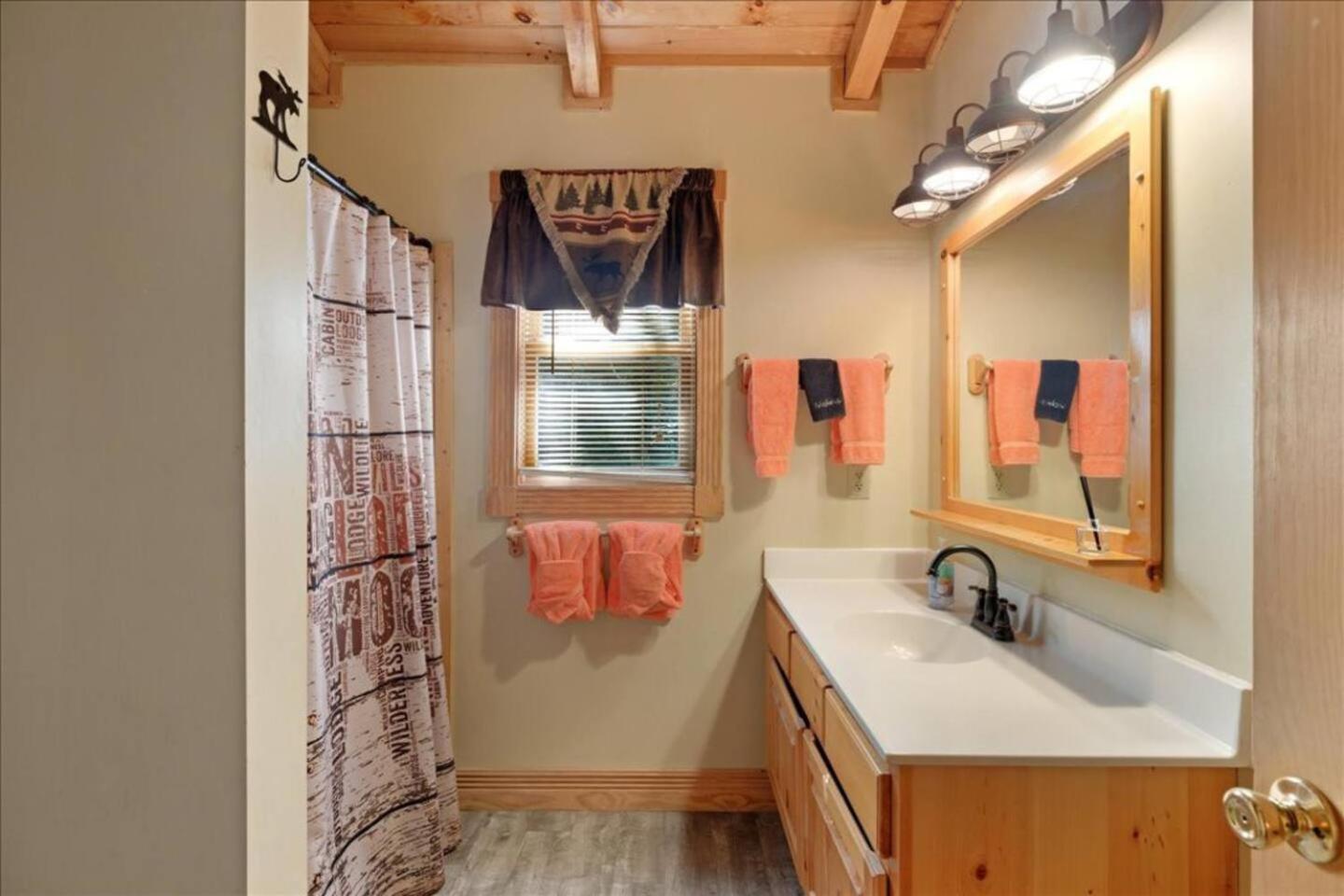 5Br Smoky Cabin Hot Tub, Games, 1 Mi To Parkway Pigeon Forge Bagian luar foto