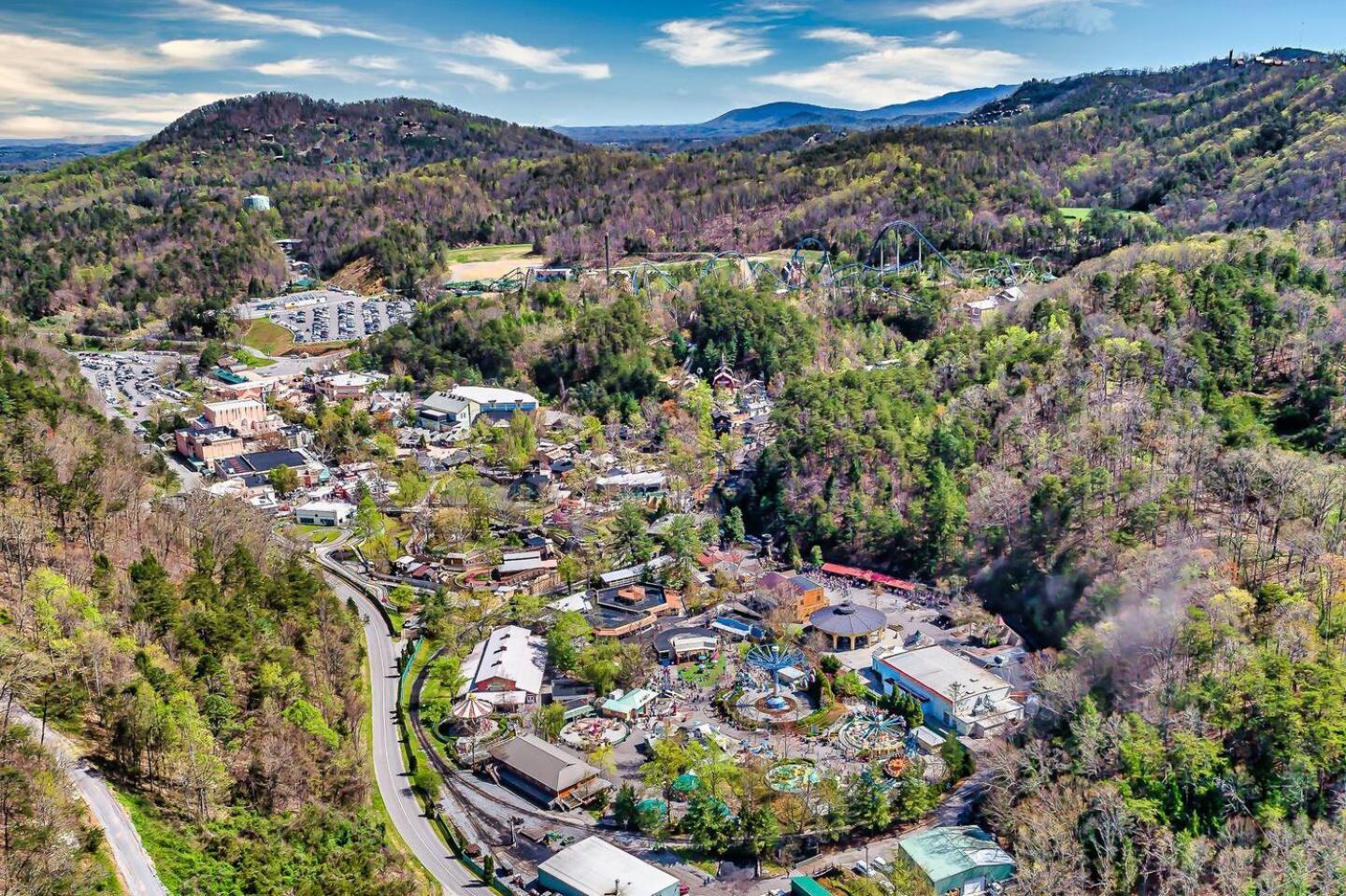 5Br Smoky Cabin Hot Tub, Games, 1 Mi To Parkway Pigeon Forge Bagian luar foto