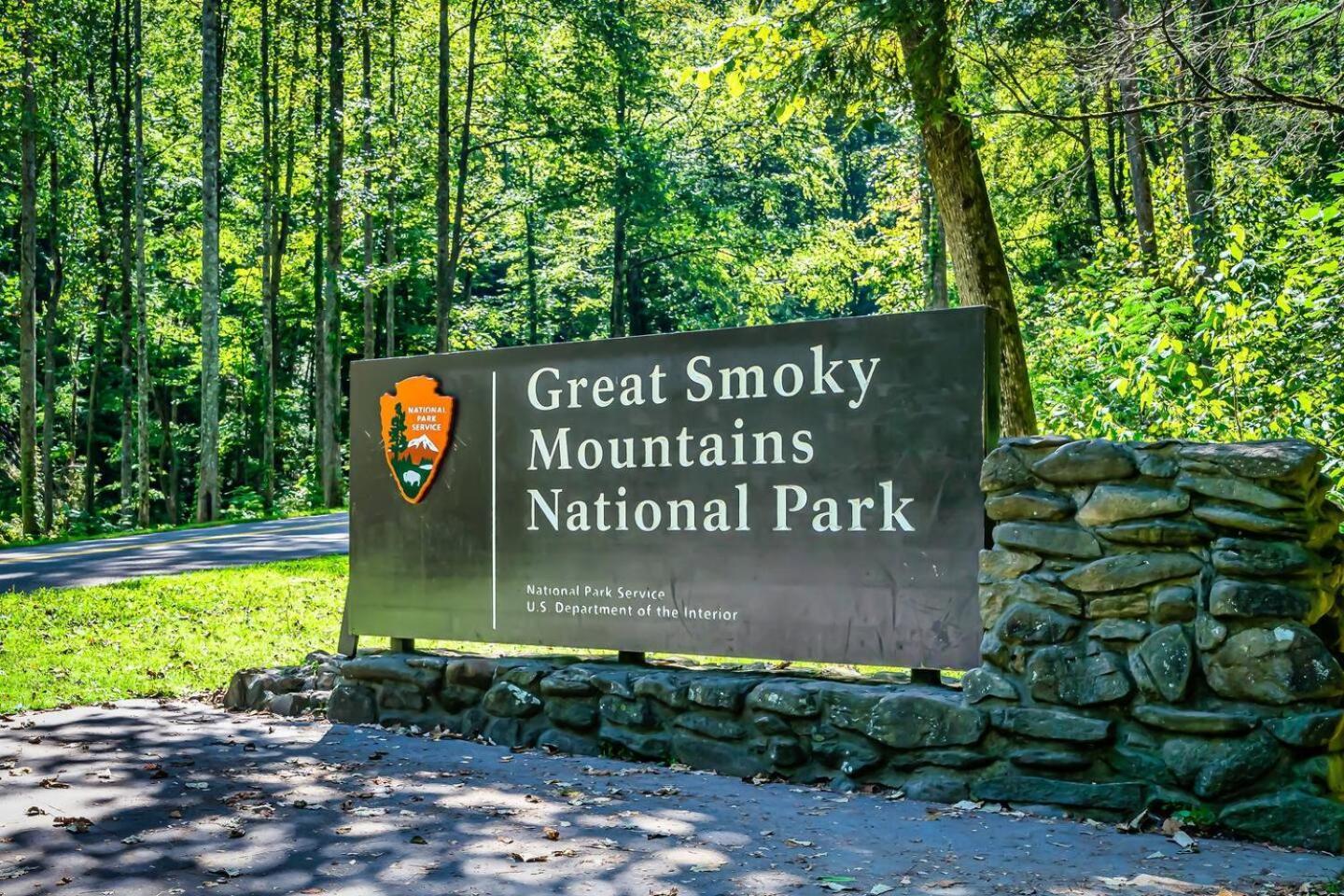 5Br Smoky Cabin Hot Tub, Games, 1 Mi To Parkway Pigeon Forge Bagian luar foto